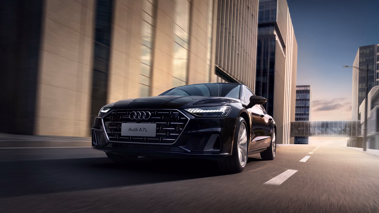 Чёрный Audi A7L на городской улице