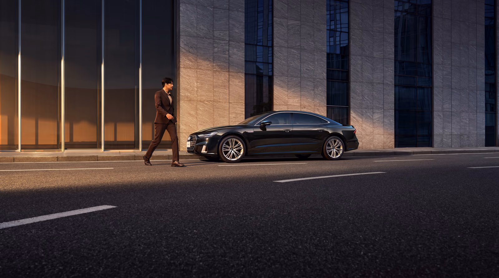 Audi A7L в профиль у современной архитектуры