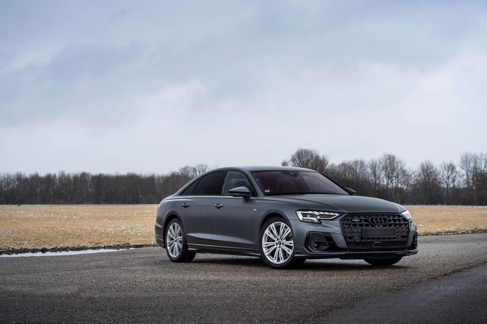 Audi A8 — спереди в три четверти на просёлочной дороге
