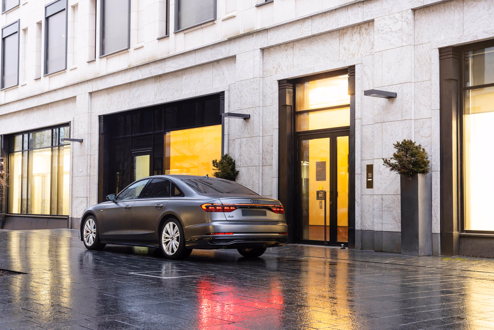 Audi A8 — вид сзади у подсвеченного входа