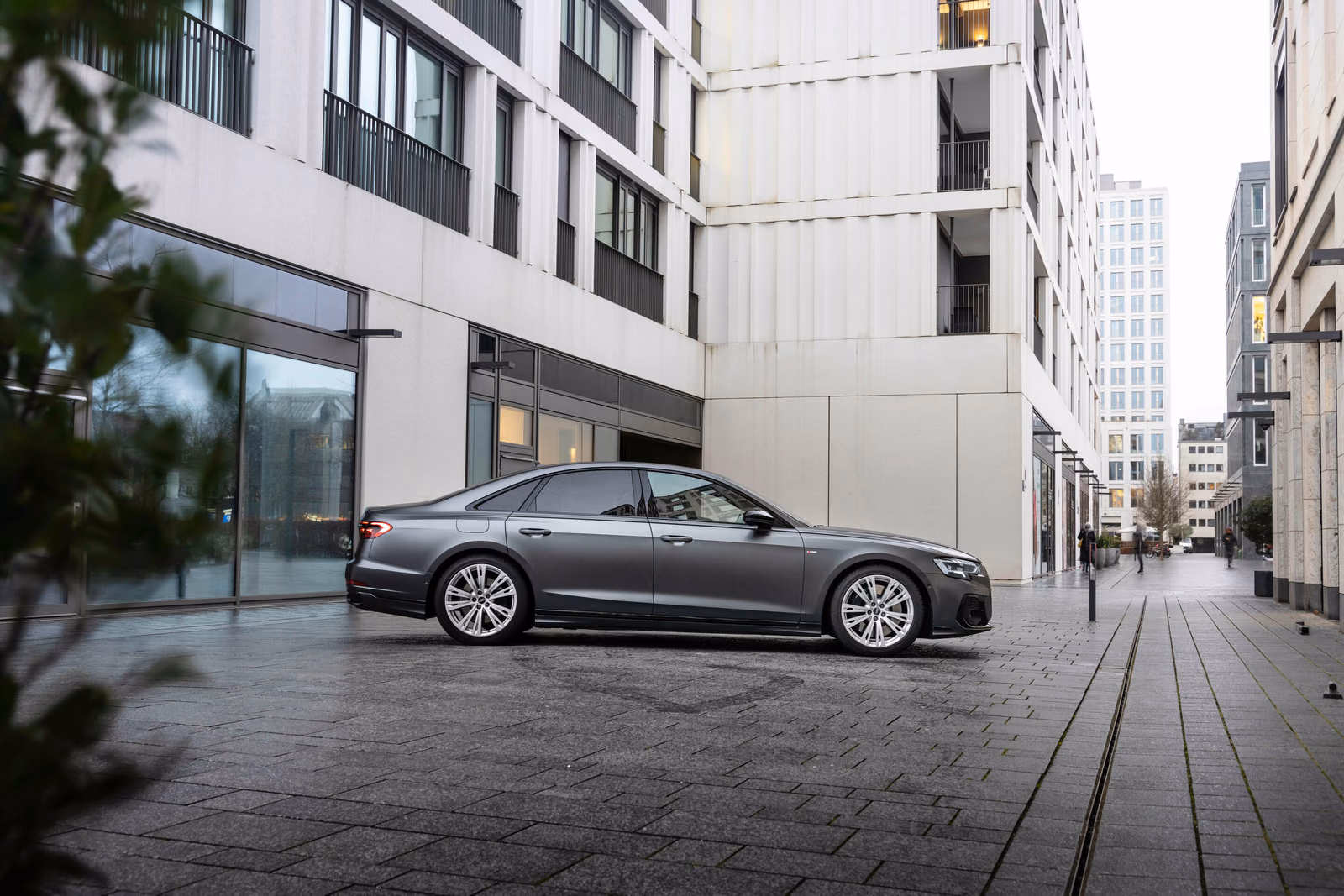 Audi A8 — профиль седана между зданиями