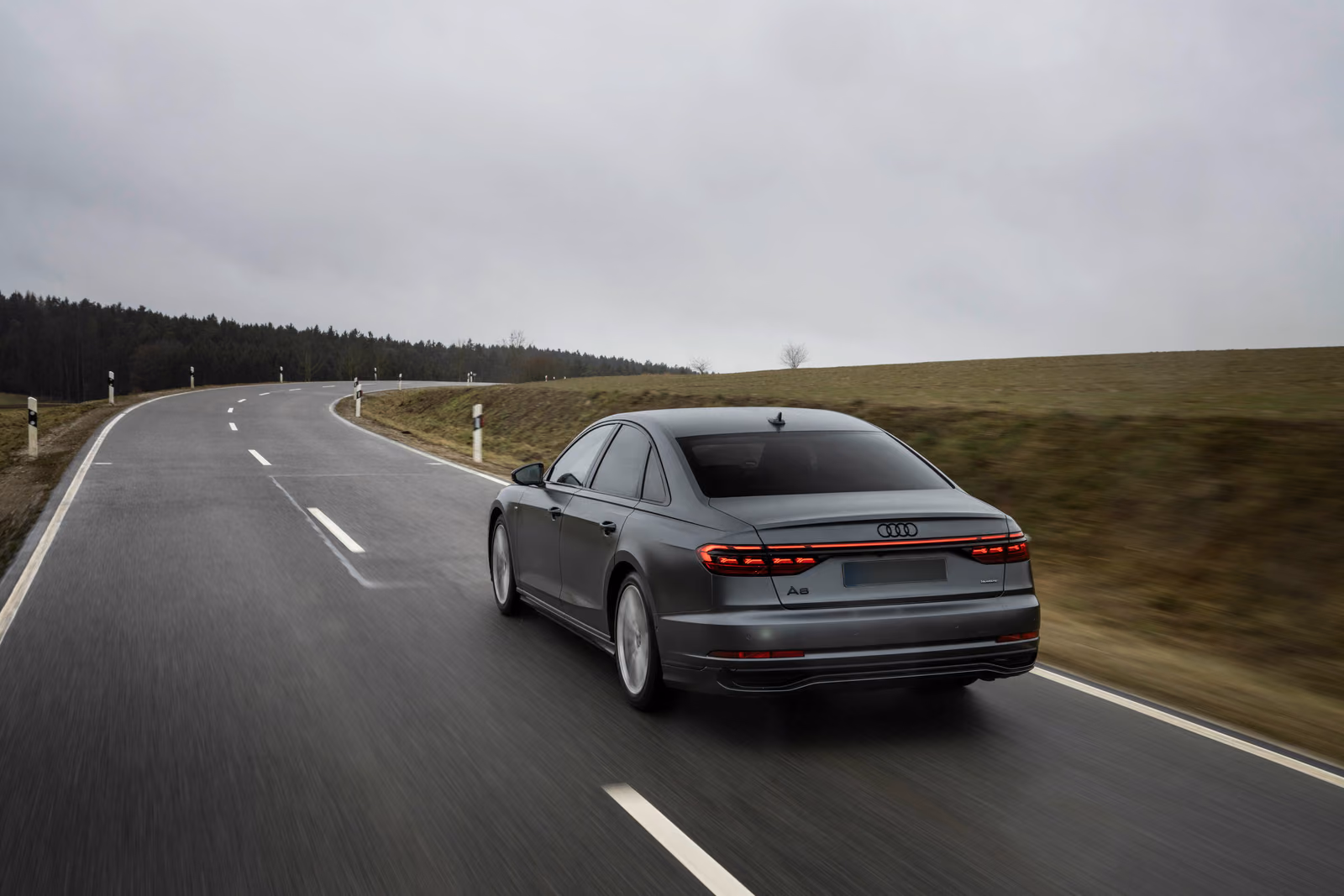 Audi A8 — вид сзади на загородной трассе