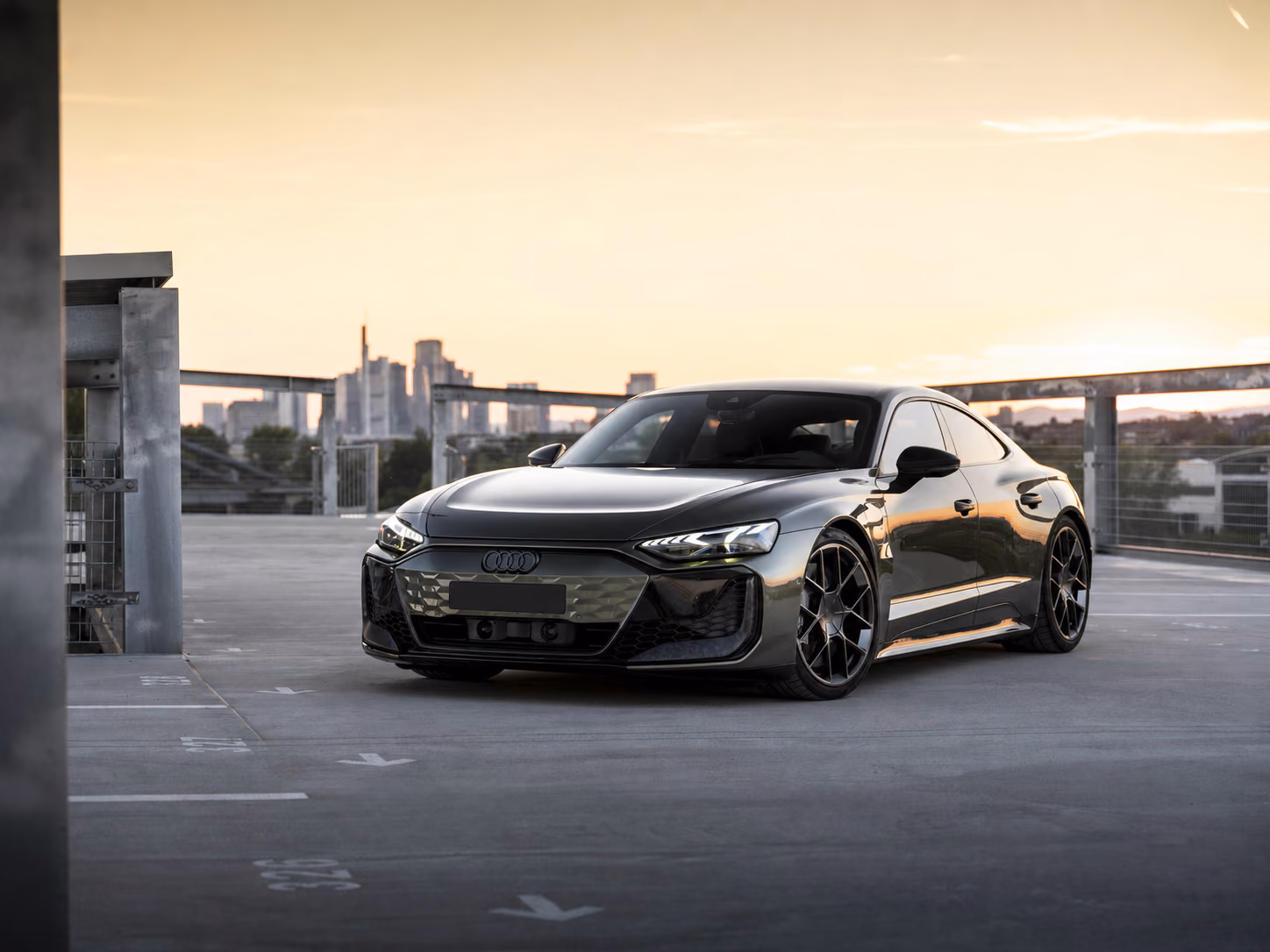 Audi RS e-tron GT performance на городской площадке