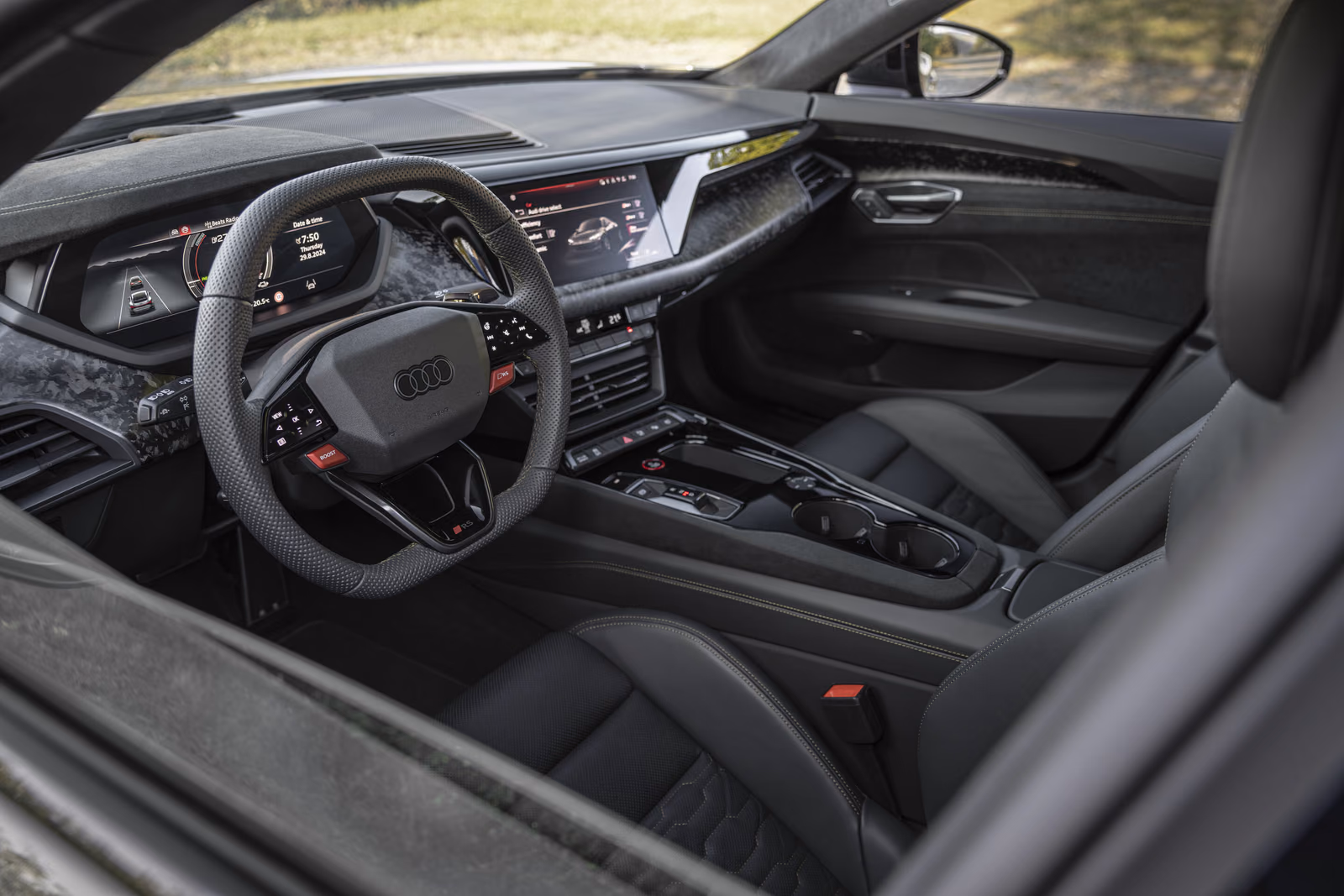 Интерьер Audi e-tron GT с цифровой панелью