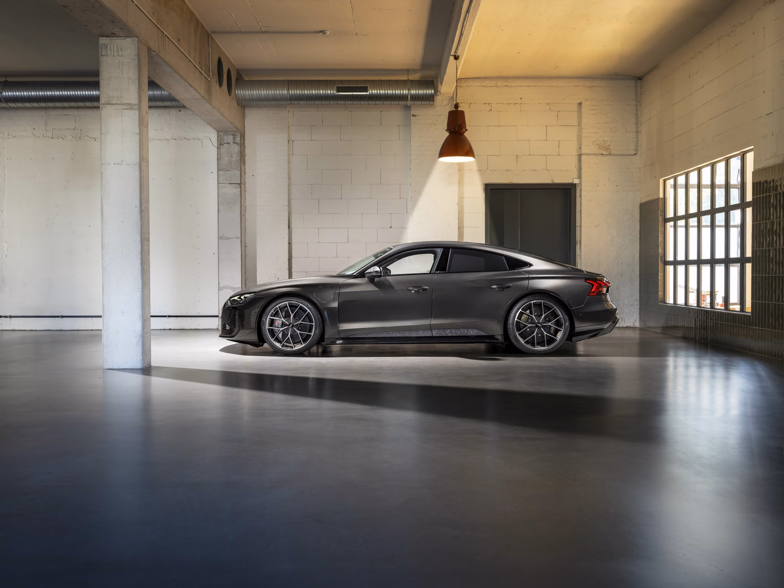 Audi RS e-tron GT performance сбоку