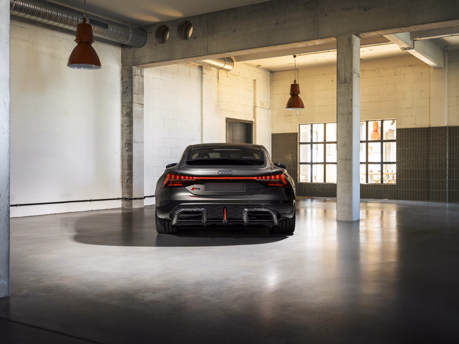 Audi e-tron GT в профиль на дороге