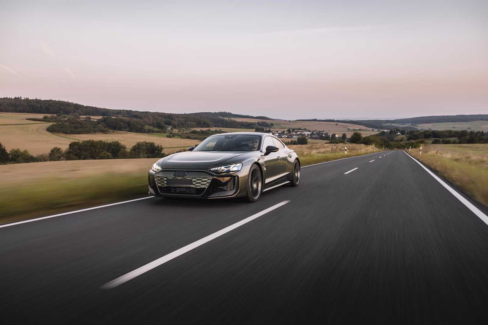Audi RS e-tron GT performance в движении по дороге