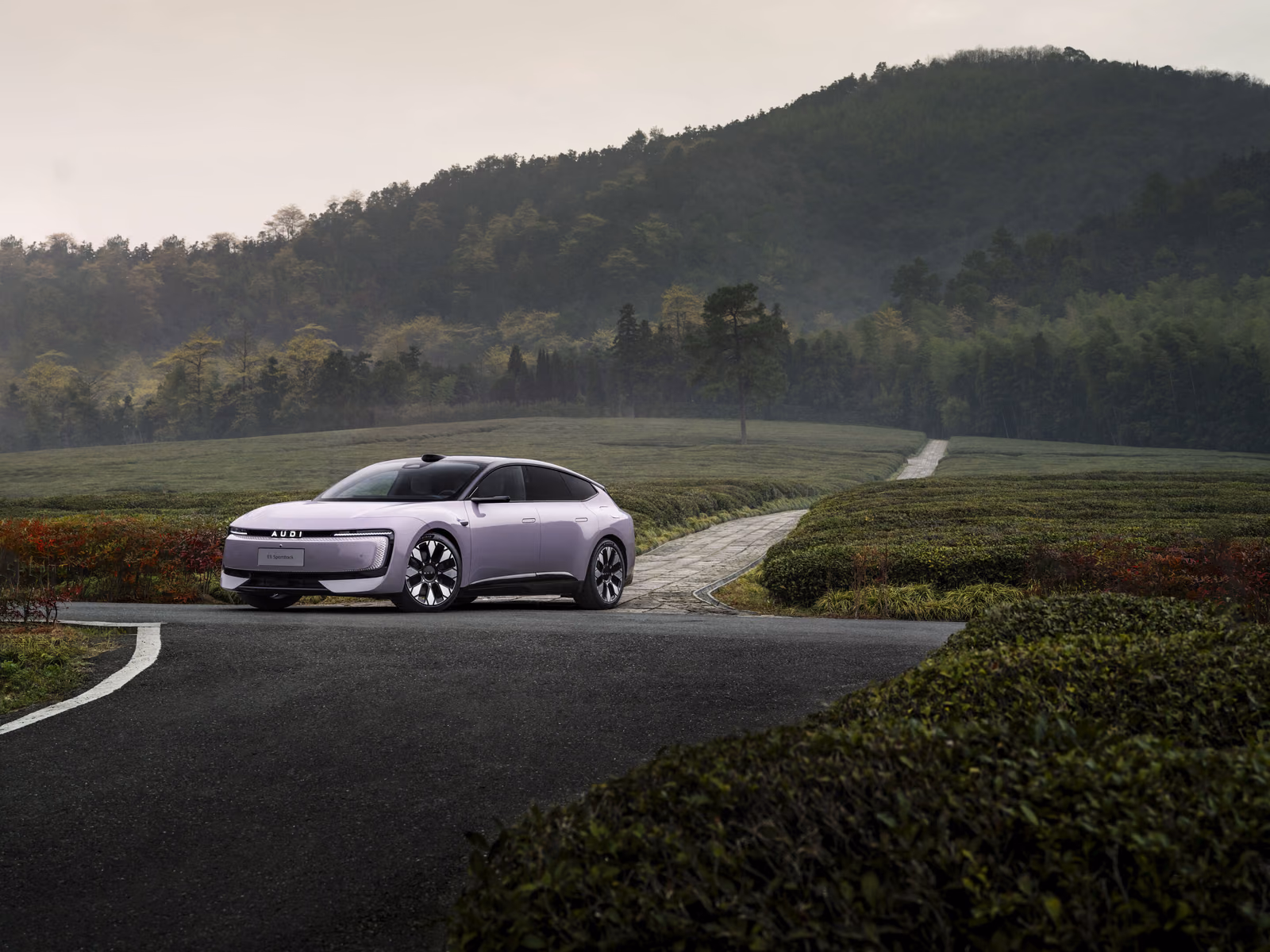 AUDI E5 Sportback в движении, вид сбоку