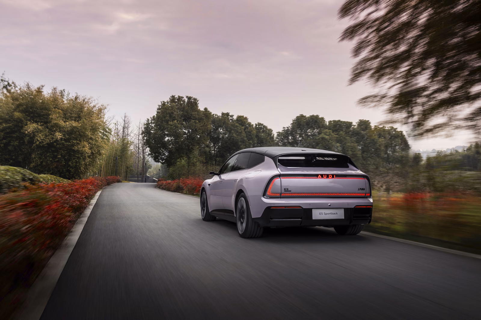 AUDI E5 Sportback сзади в движении