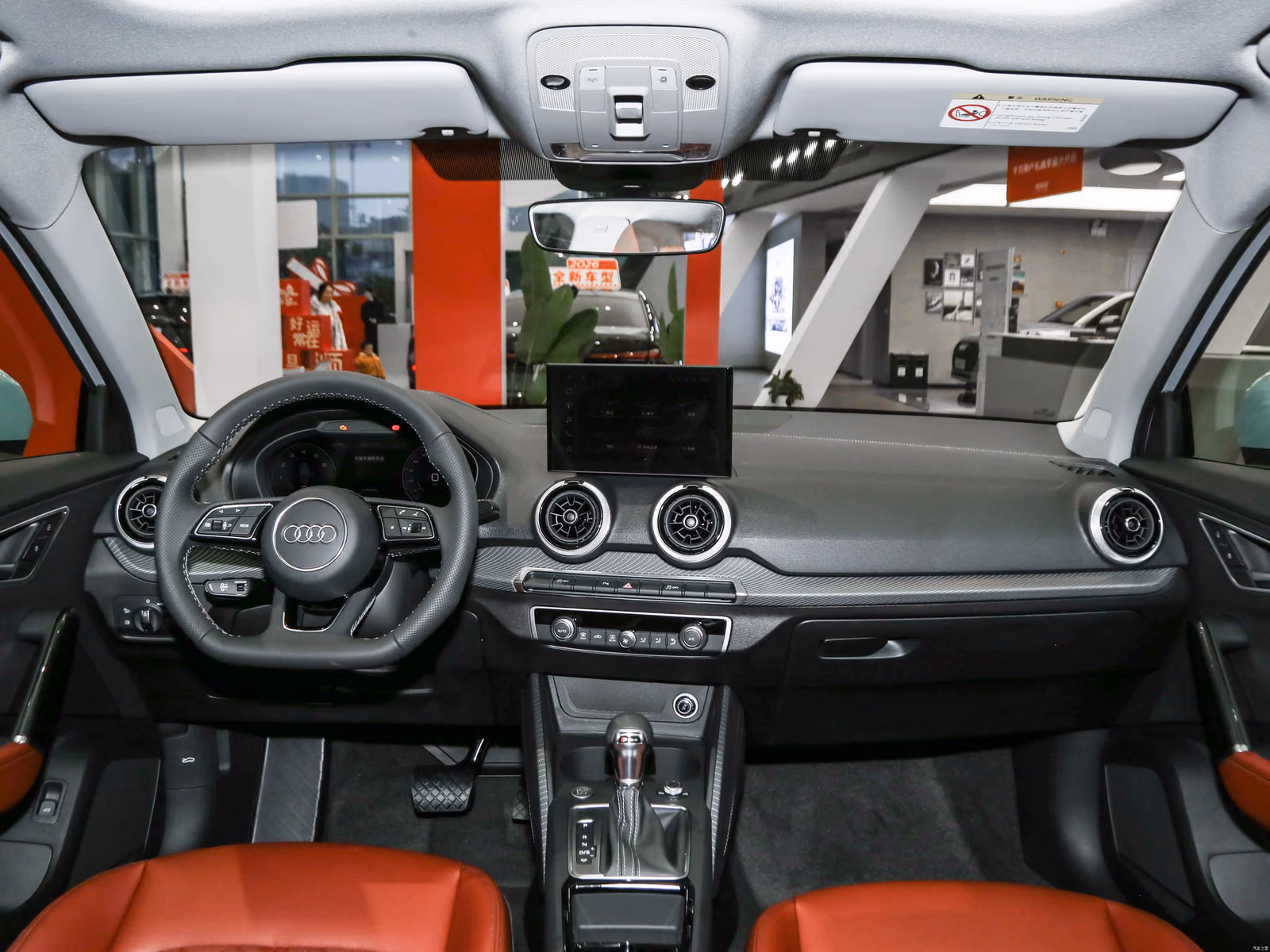 Audi Q2L — панорама леворульного салона