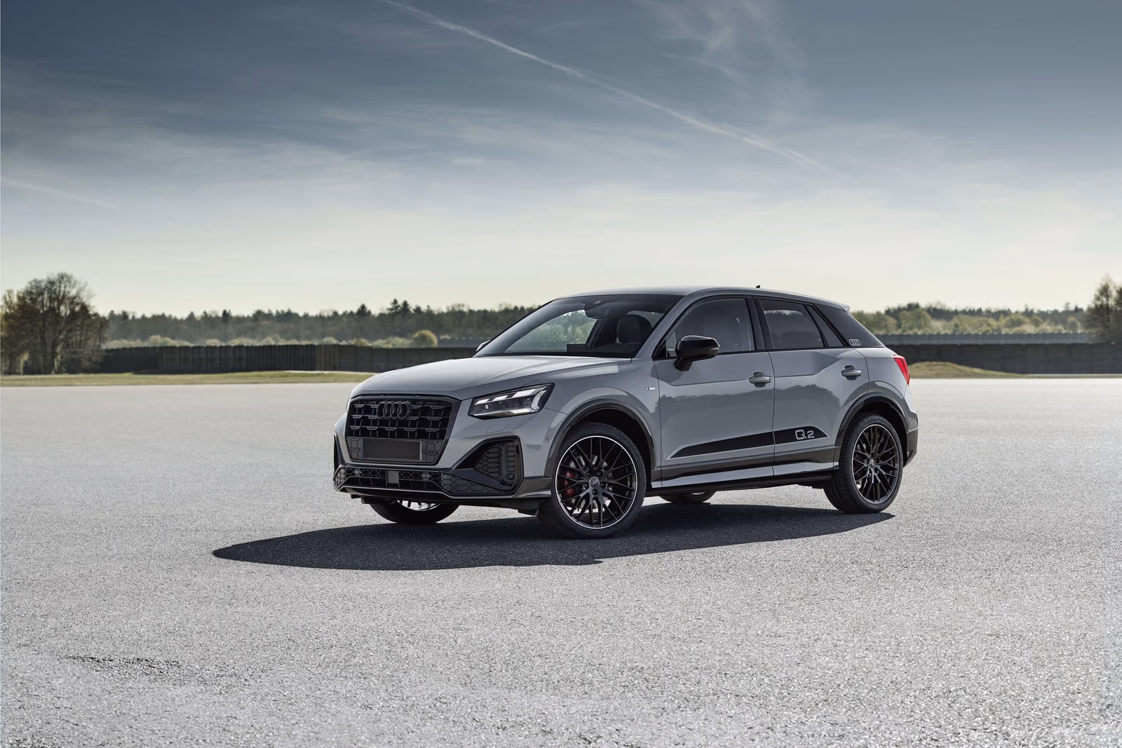 Audi Q2 — спереди в три четверти на площадке