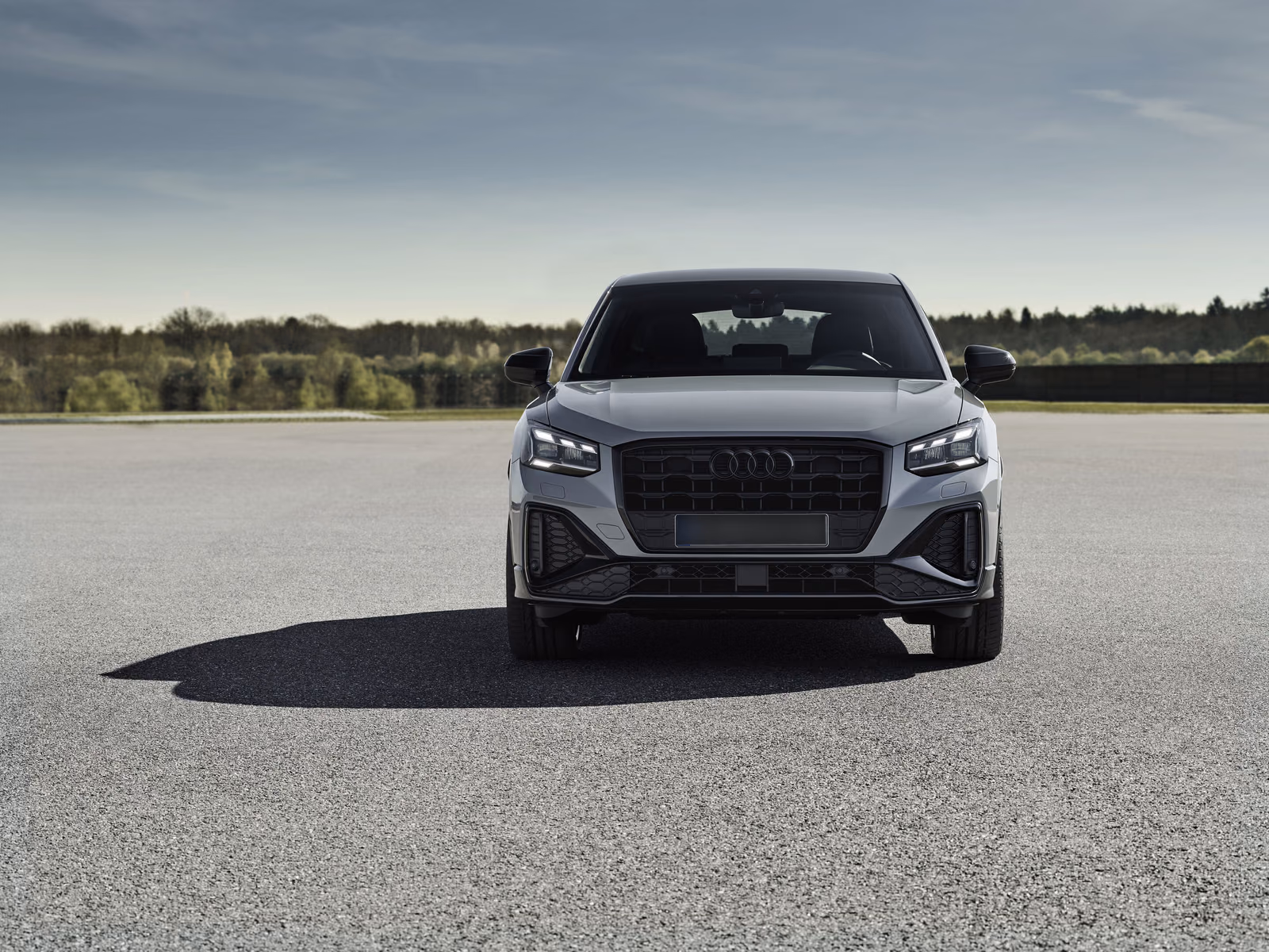 Audi Q2 — вид строго спереди с широкой решёткой
