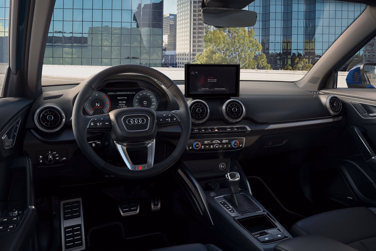 Audi Q2 — передняя панель, руль и экран MMI