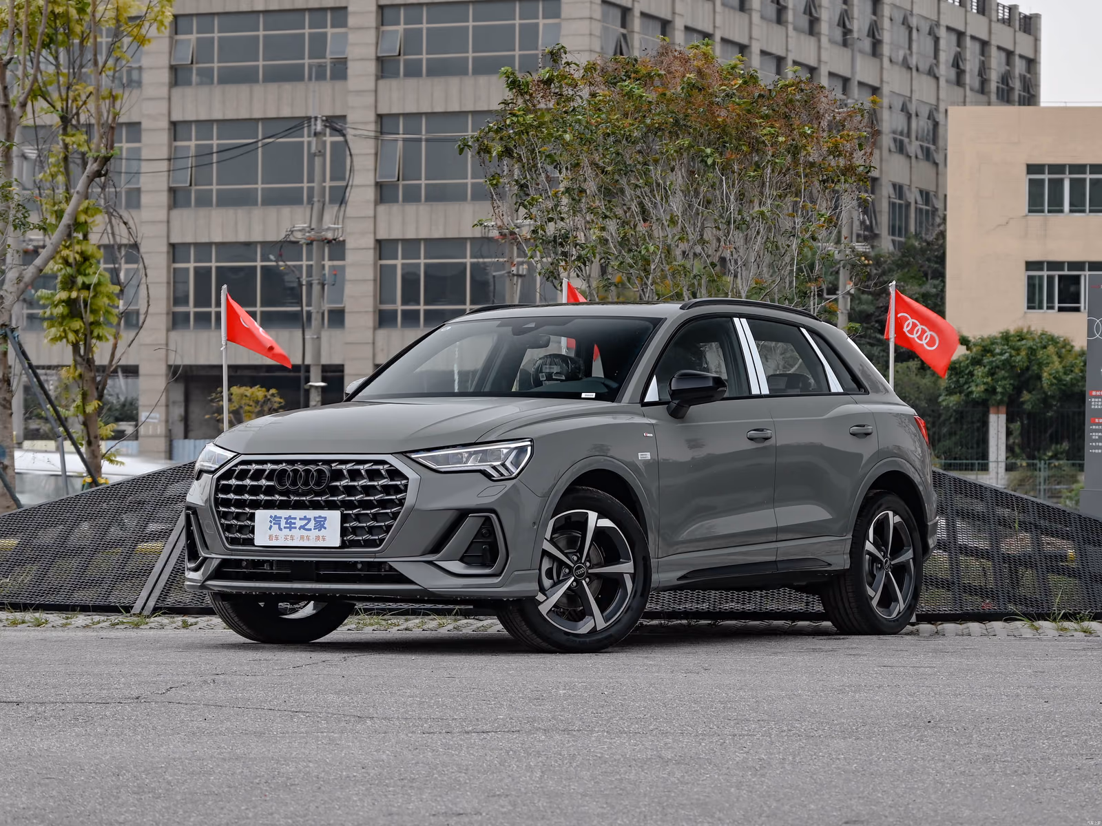 Audi Q3 45 TFSI quattro — серый кроссовер спереди в три четверти