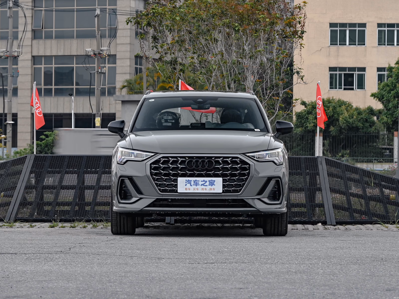 Audi Q3 — вид строго спереди