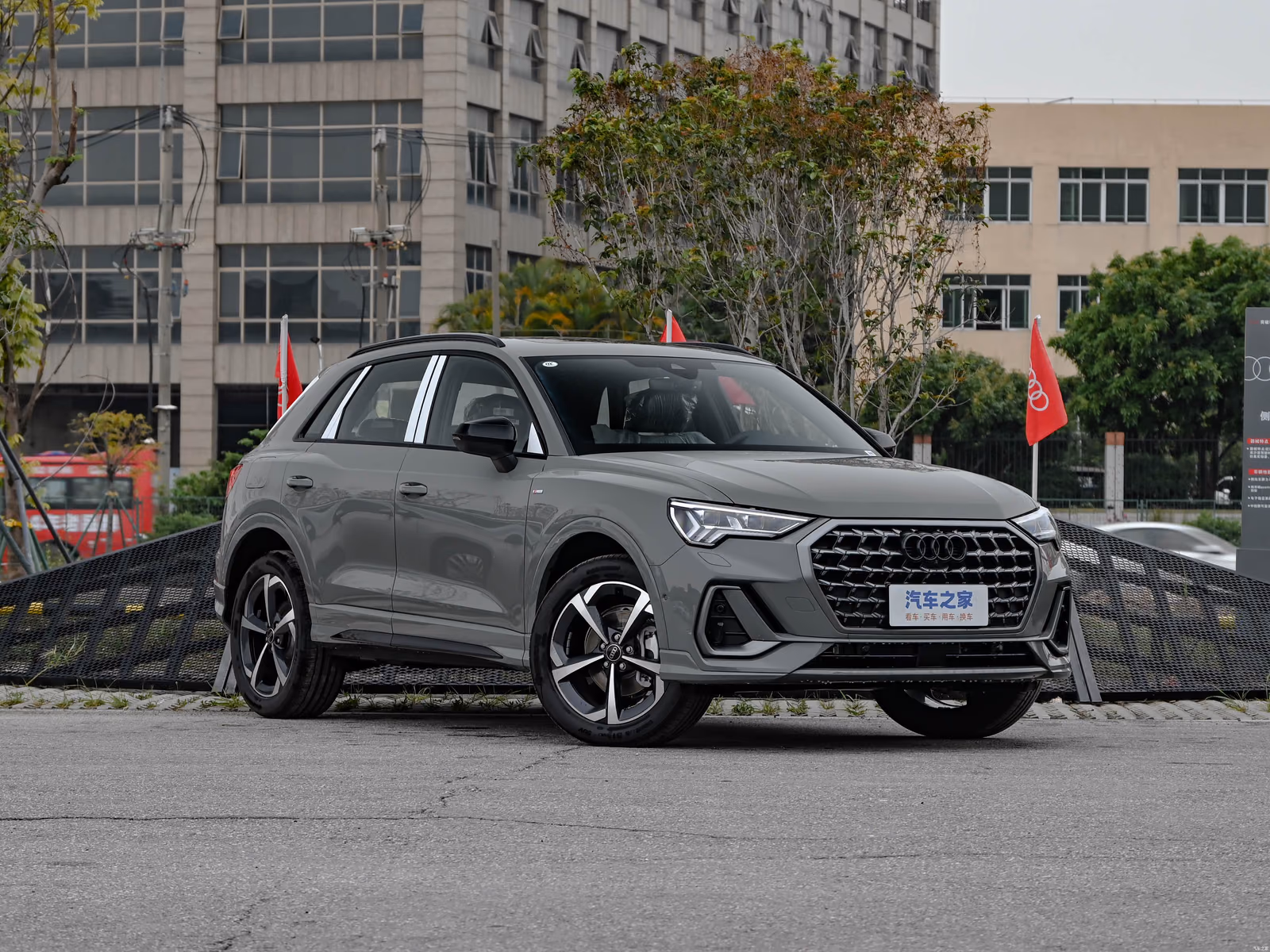 Audi Q3 — передняя часть с противоположной стороны