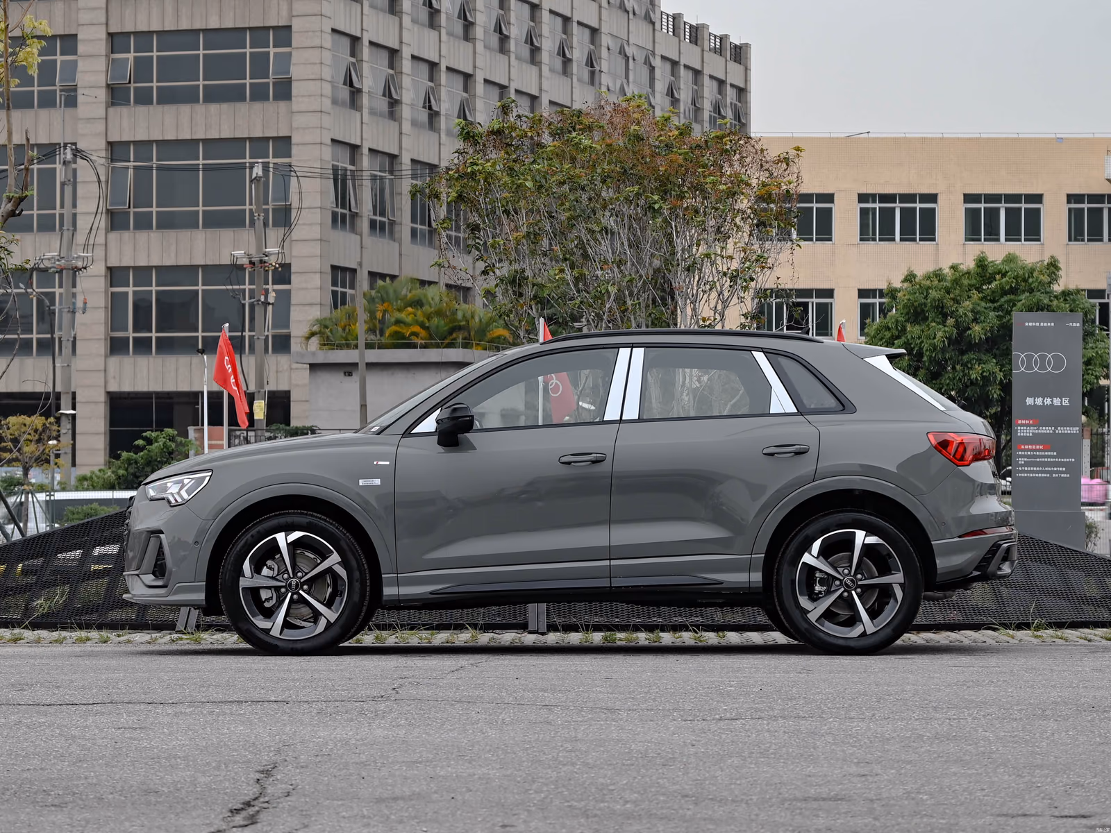 Audi Q3 — кузов в боковом профиле