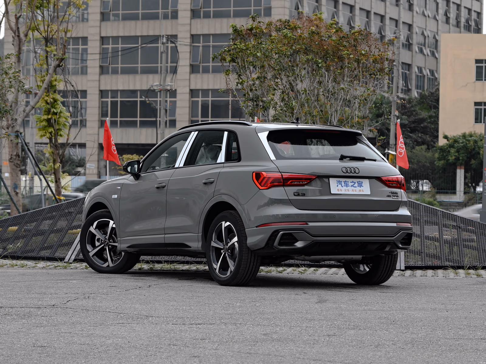 Audi Q3 — вид сзади в три четверти