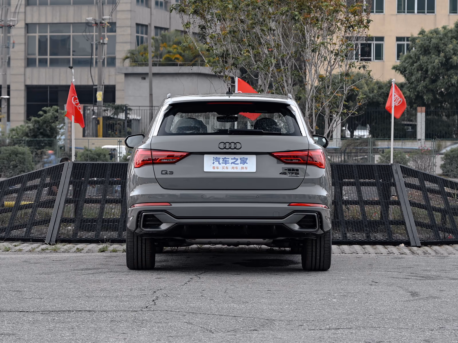 Audi Q3 — вид строго сзади