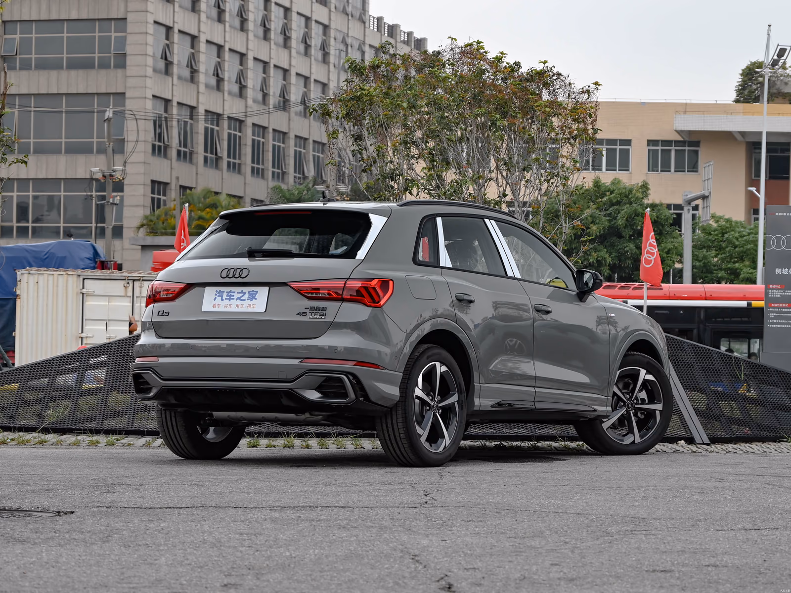 Audi Q3 — задняя часть с противоположной стороны