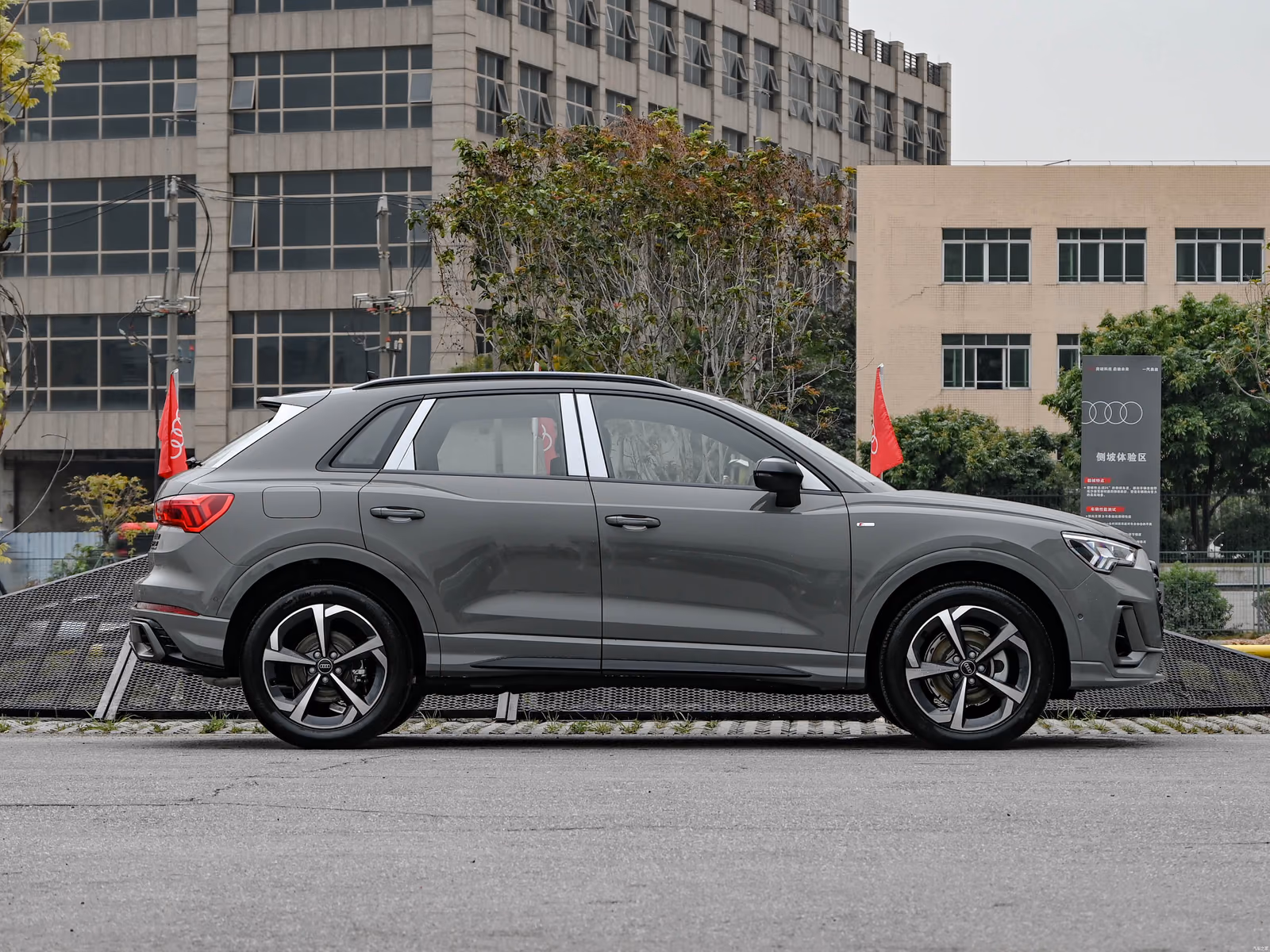 Audi Q3 — противоположный боковой профиль