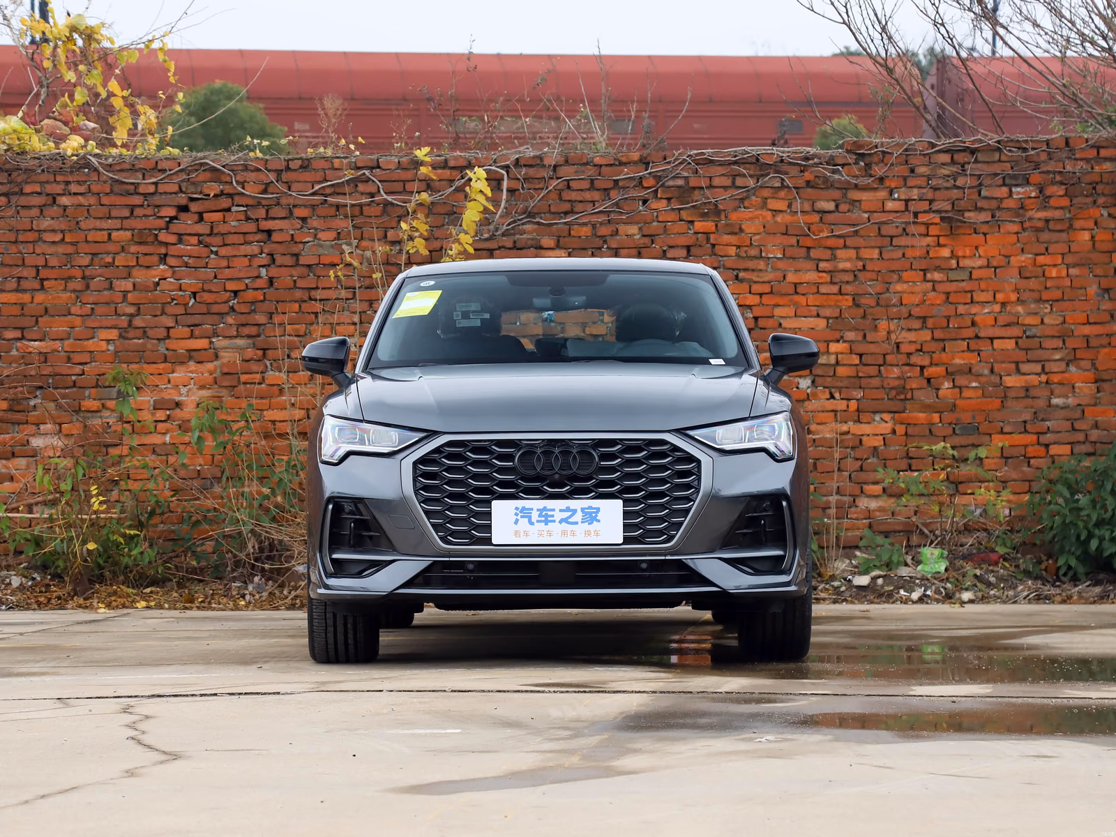 Audi Q3 Sportback — вид строго спереди