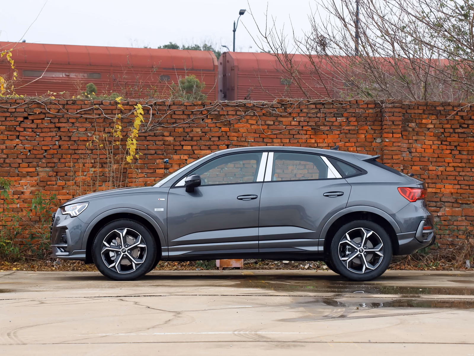 Audi Q3 Sportback — купеобразный силуэт в профиль