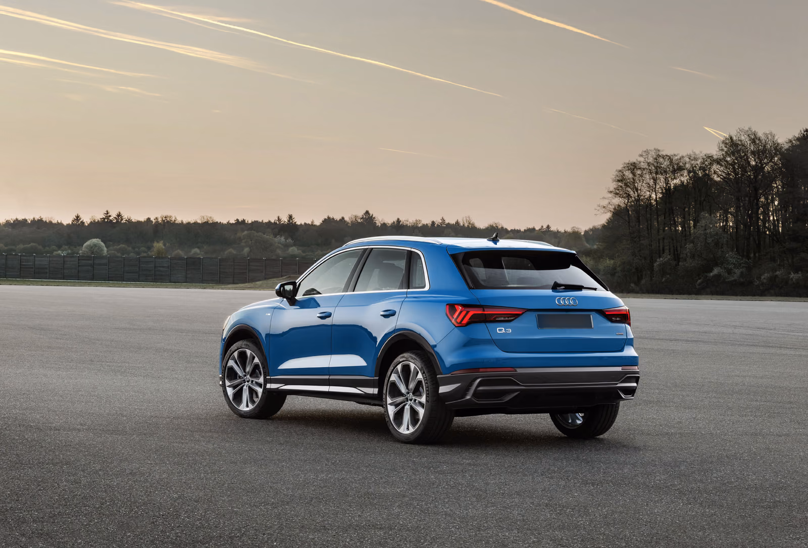Audi Q3 — синий кузов сзади в три четверти