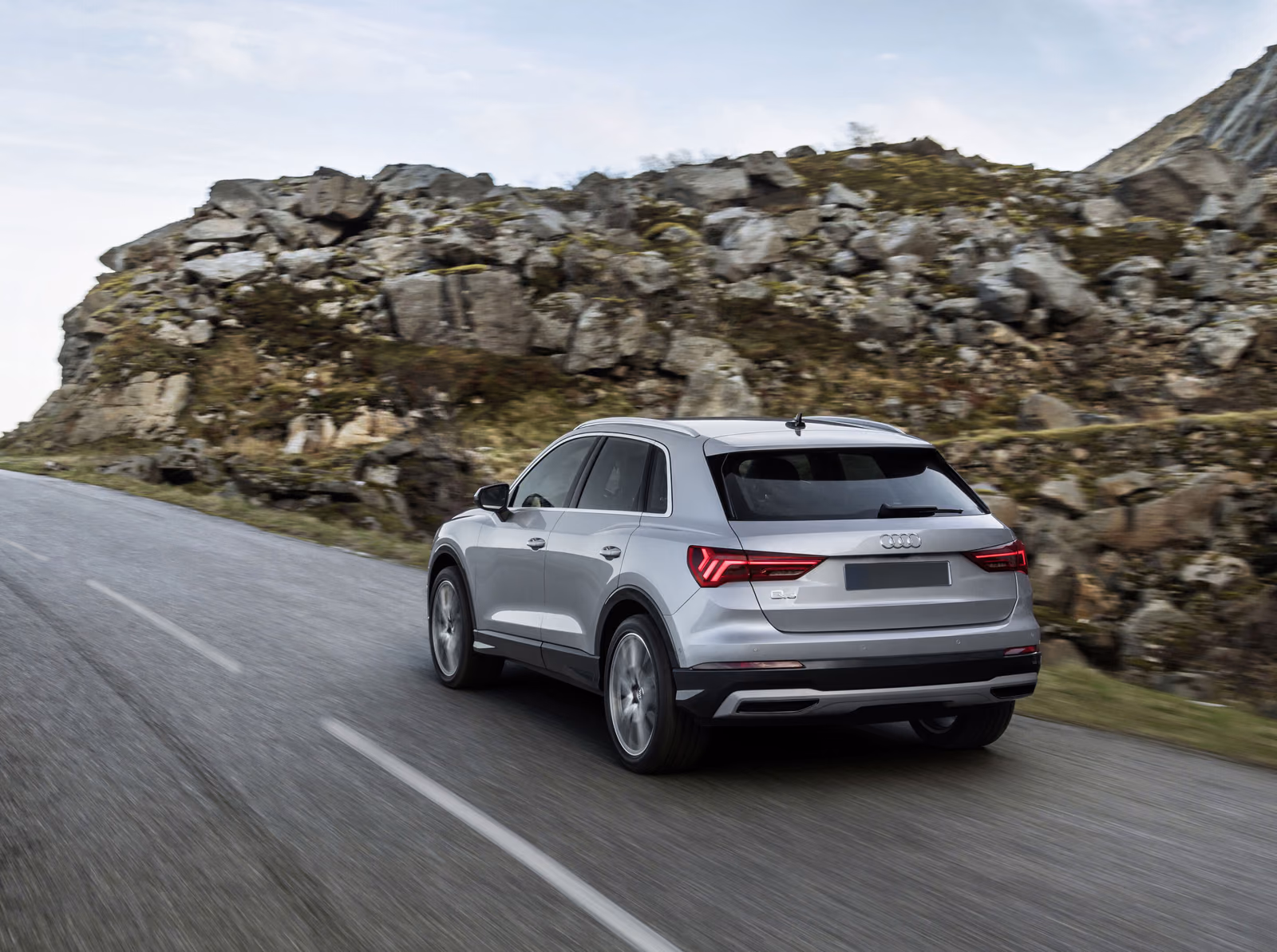 Audi Q3 — вид сзади на горной дороге
