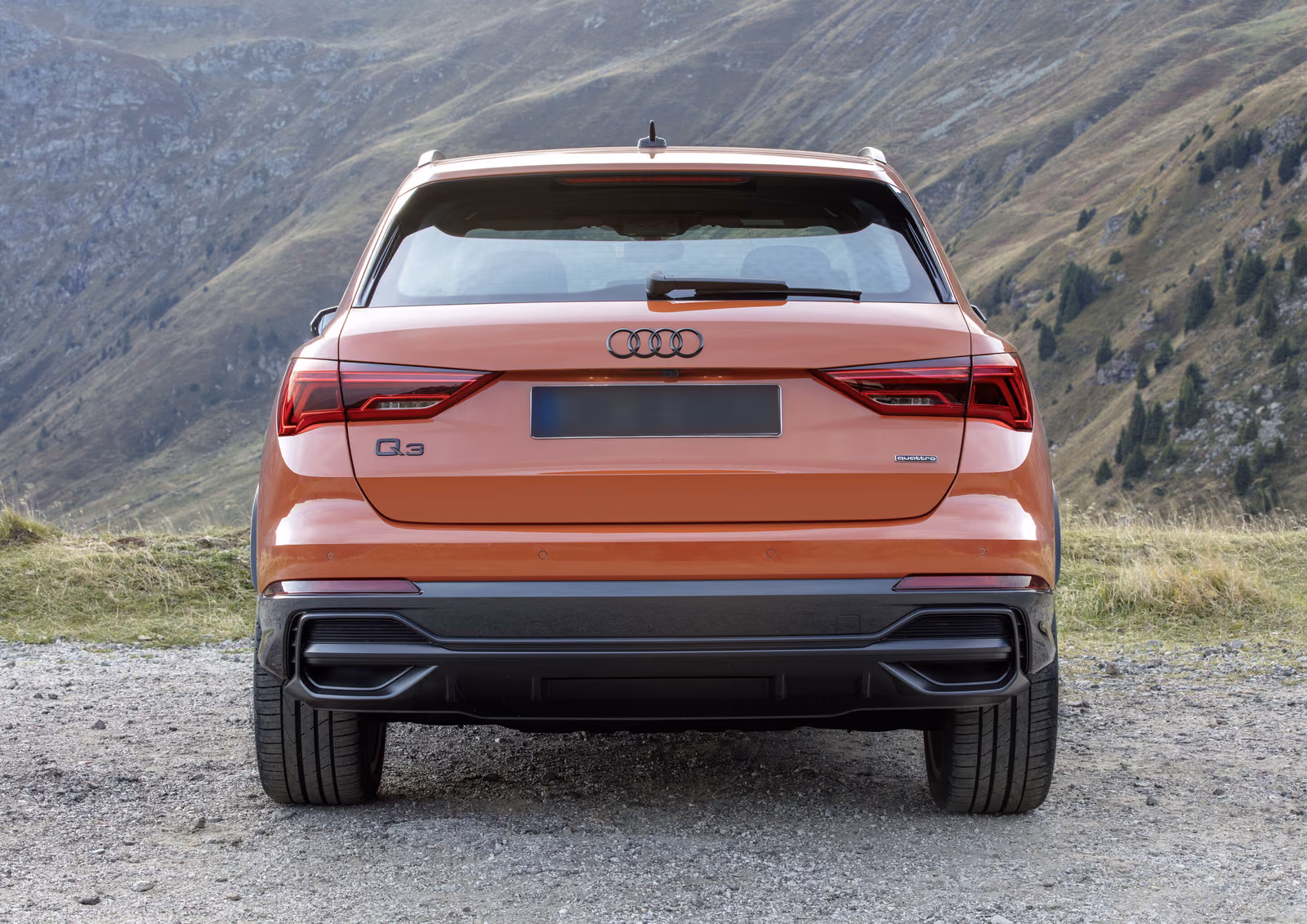 Audi Q3 — оранжевый кузов, вид строго сзади