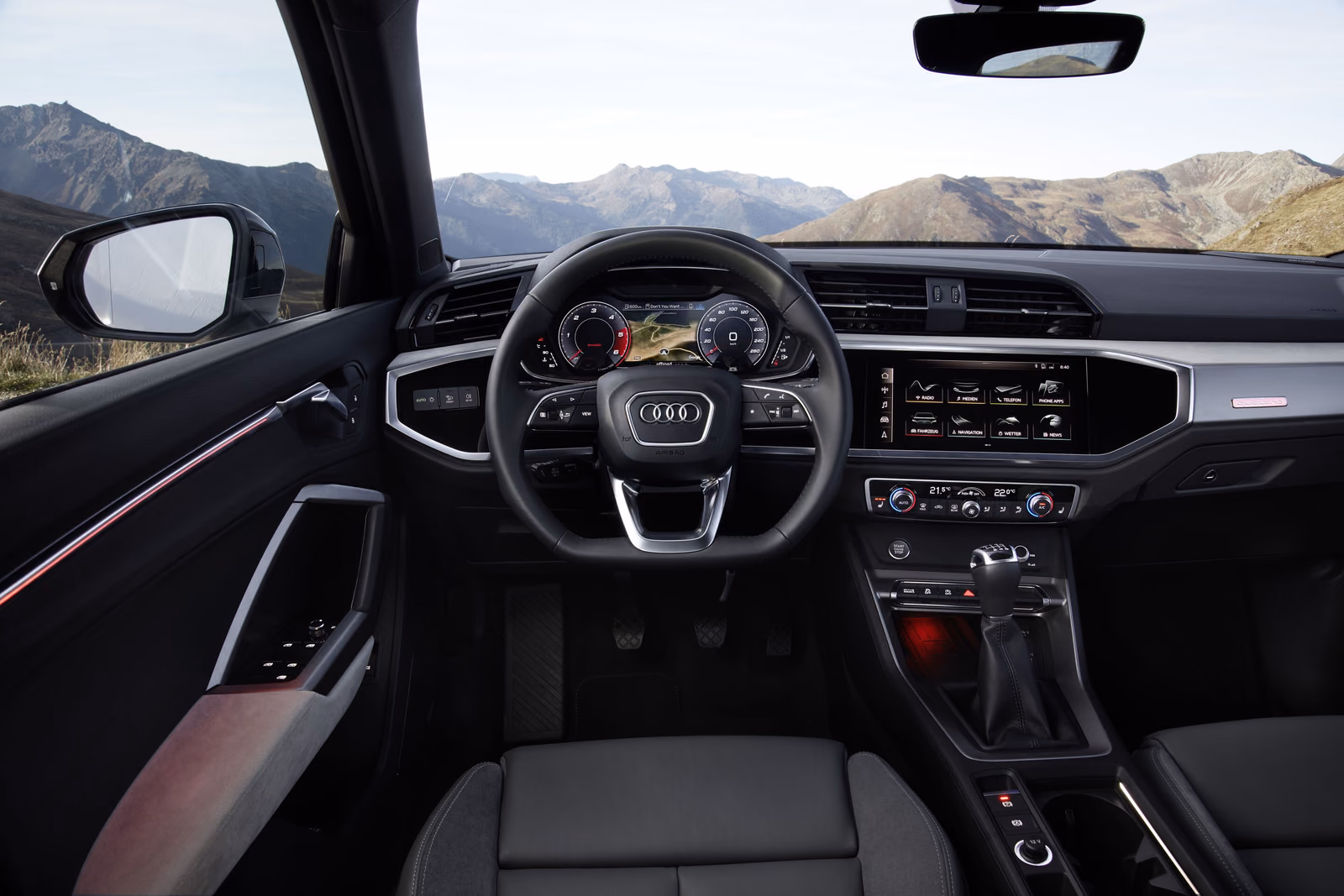 Audi Q3 — водительское место и виртуальная панель