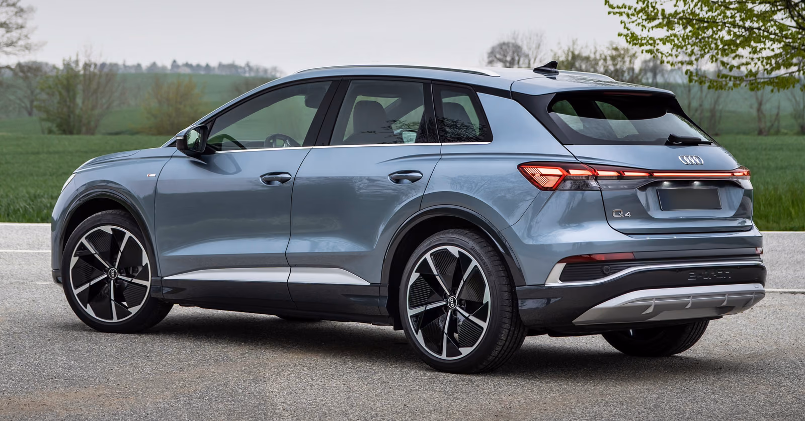 Audi Q4 e-tron 2024, вид сзади в три четверти