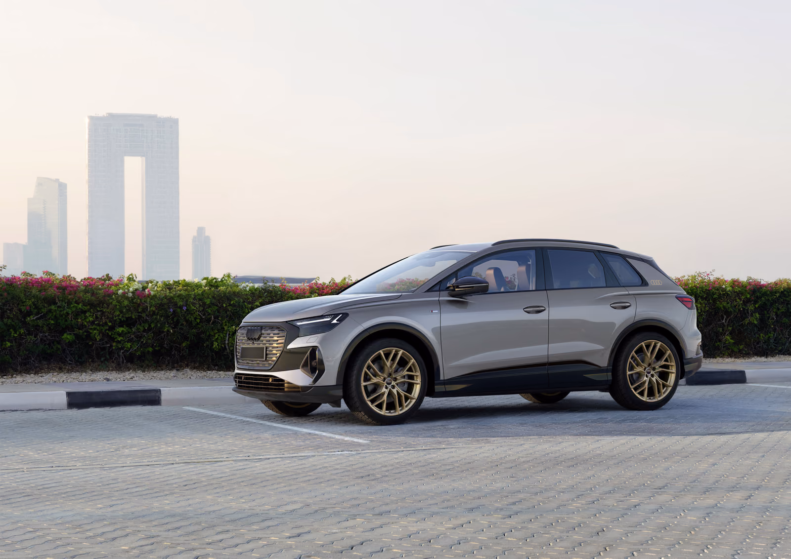 Audi Q4 e-tron на фоне города, вид сбоку