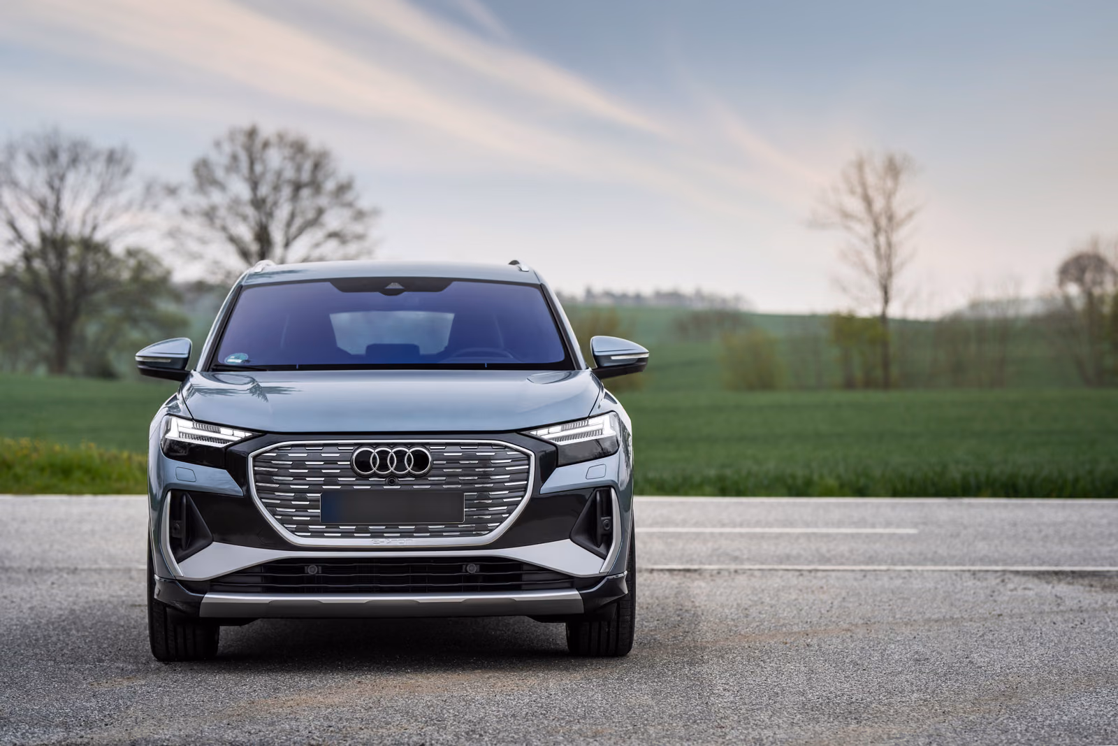 Audi Q4 e-tron, вид строго спереди
