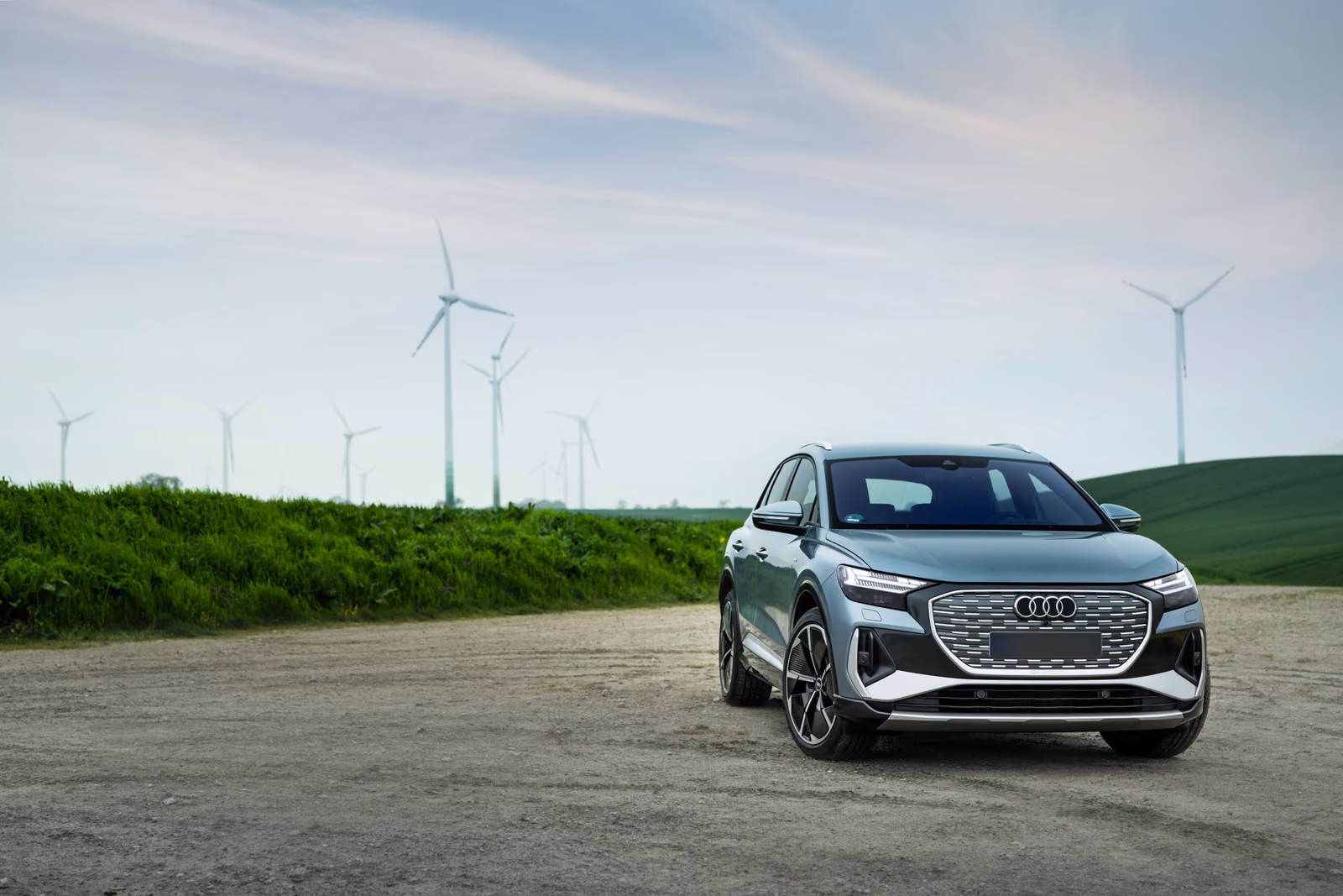 Audi Q4 e-tron в поле, вид сзади