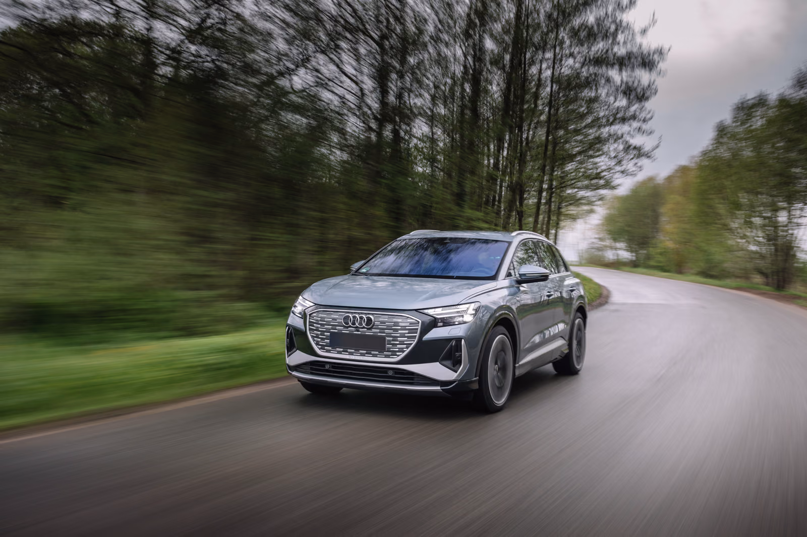 Audi Q4 e-tron в движении по загородной дороге