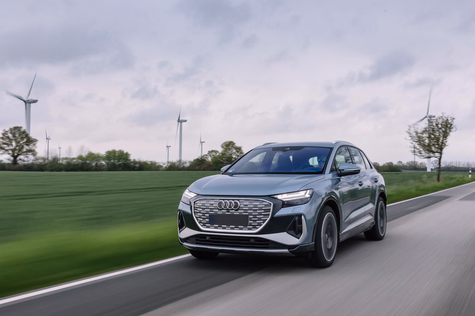 Audi Q4 e-tron в движении, вид спереди