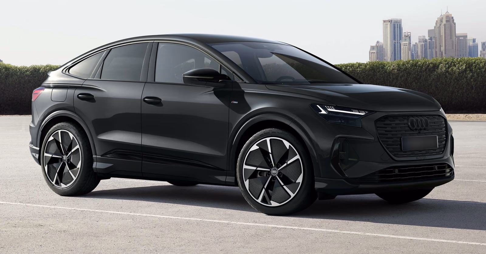 Чёрный Audi Q4 Sportback e-tron, вид сбоку
