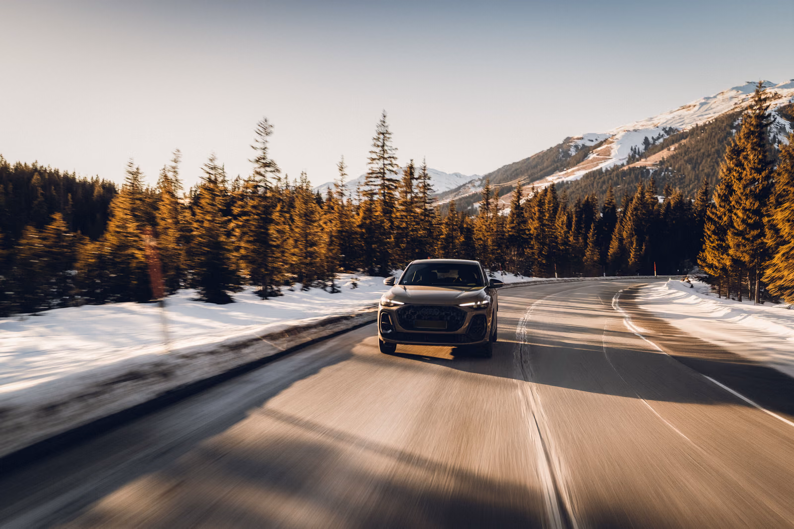Audi Q5 — на зимней дороге среди елей