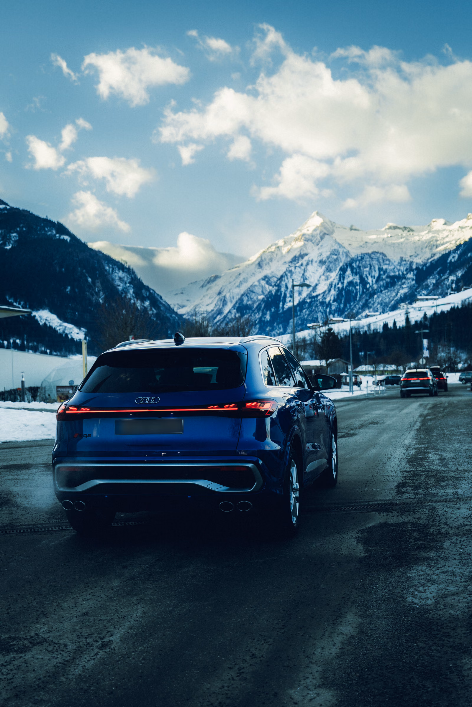 Audi Q5 — синий кроссовер сзади на фоне заснеженных гор