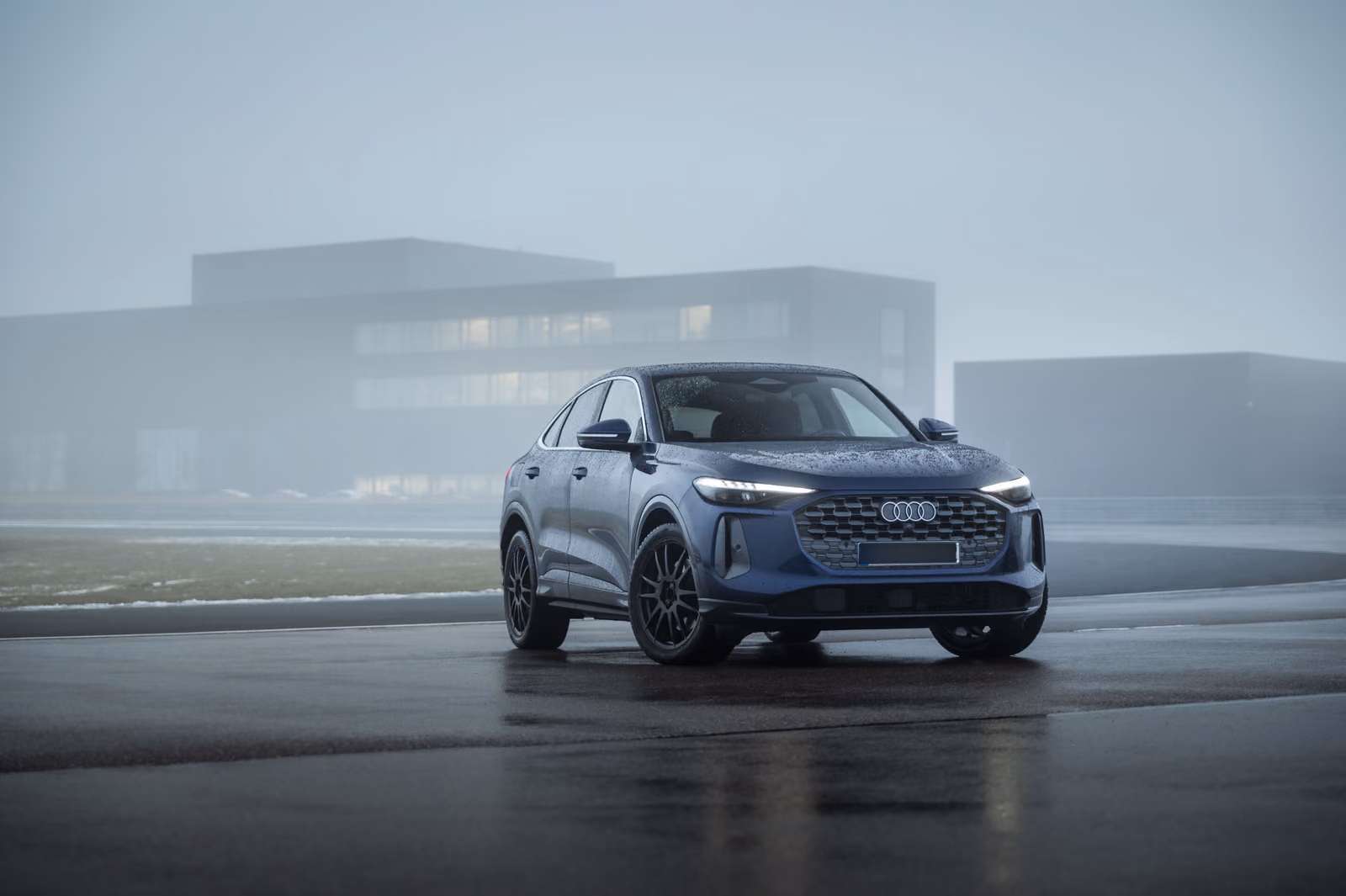 Audi Q5 — спереди в три четверти на мокром треке