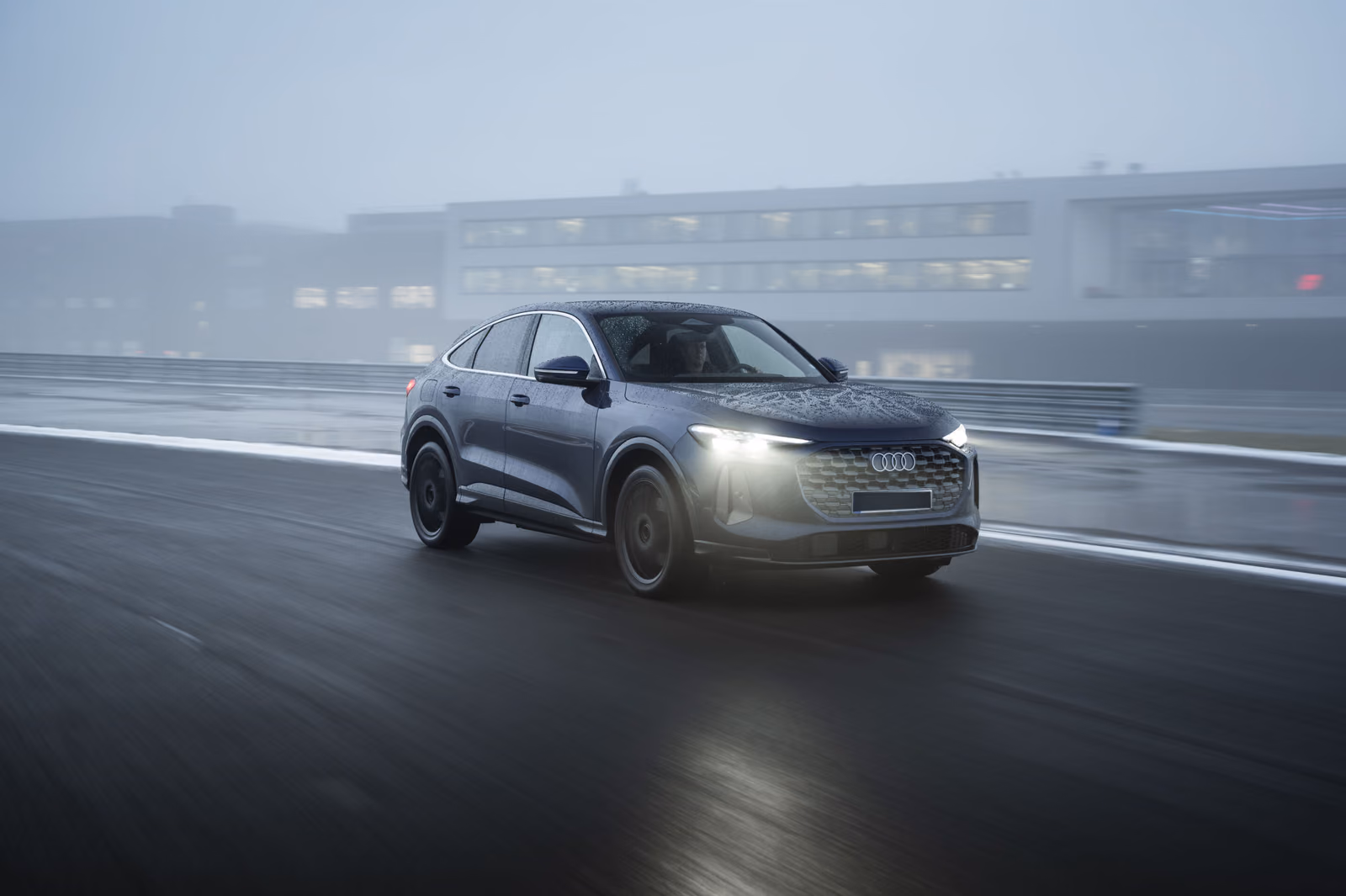 Audi Q5 — в движении по мокрому треку в тумане