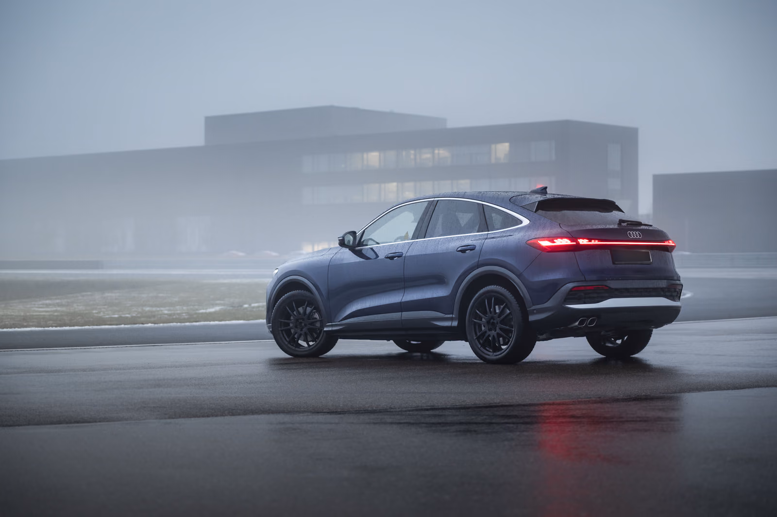 Audi Q5 — вид сзади в три четверти на мокром асфальте