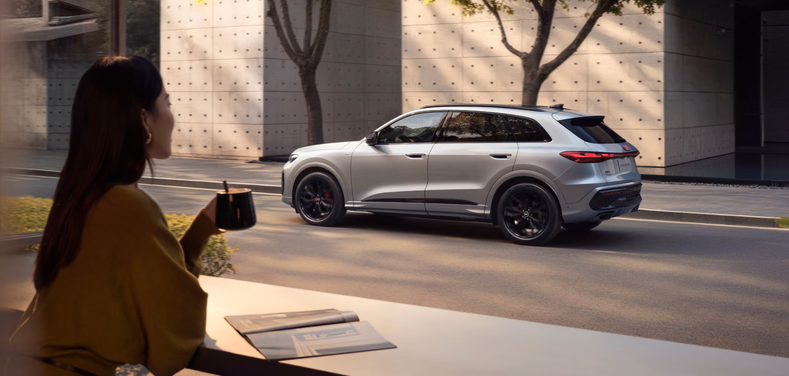 Светлый Audi Q5L в городском пространстве