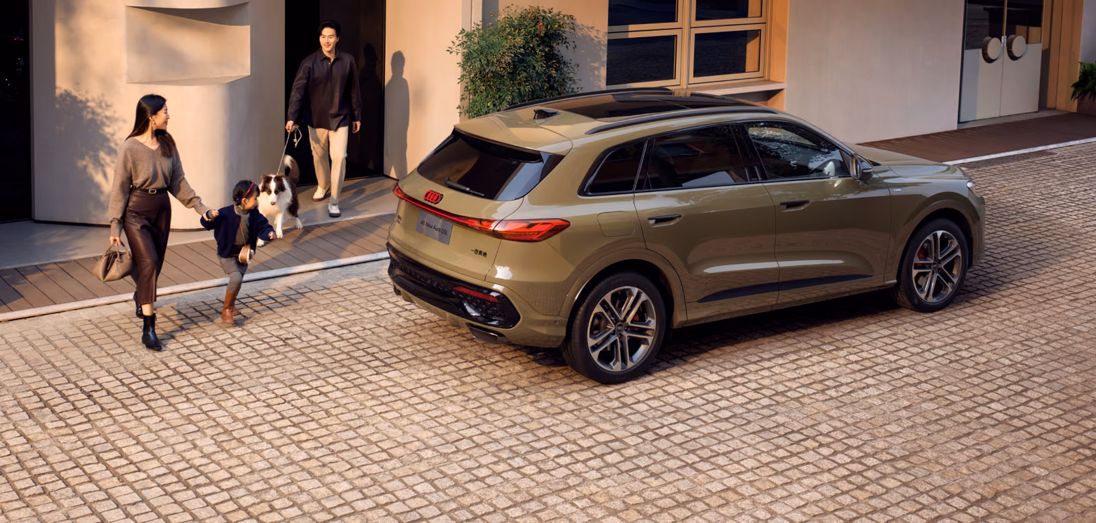 Audi Q5L у загородного дома