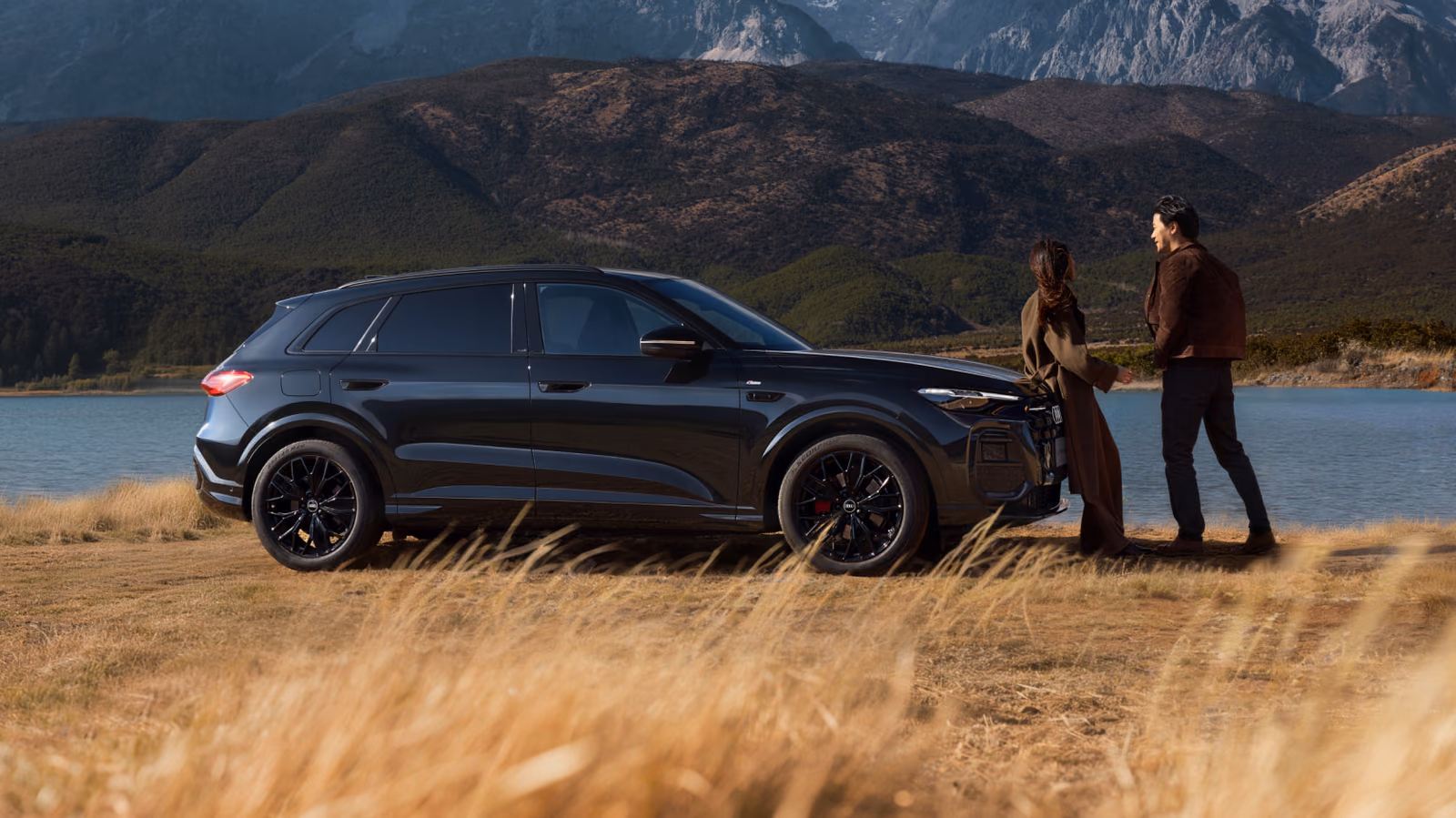 Audi Q5L в профиль на фоне гор