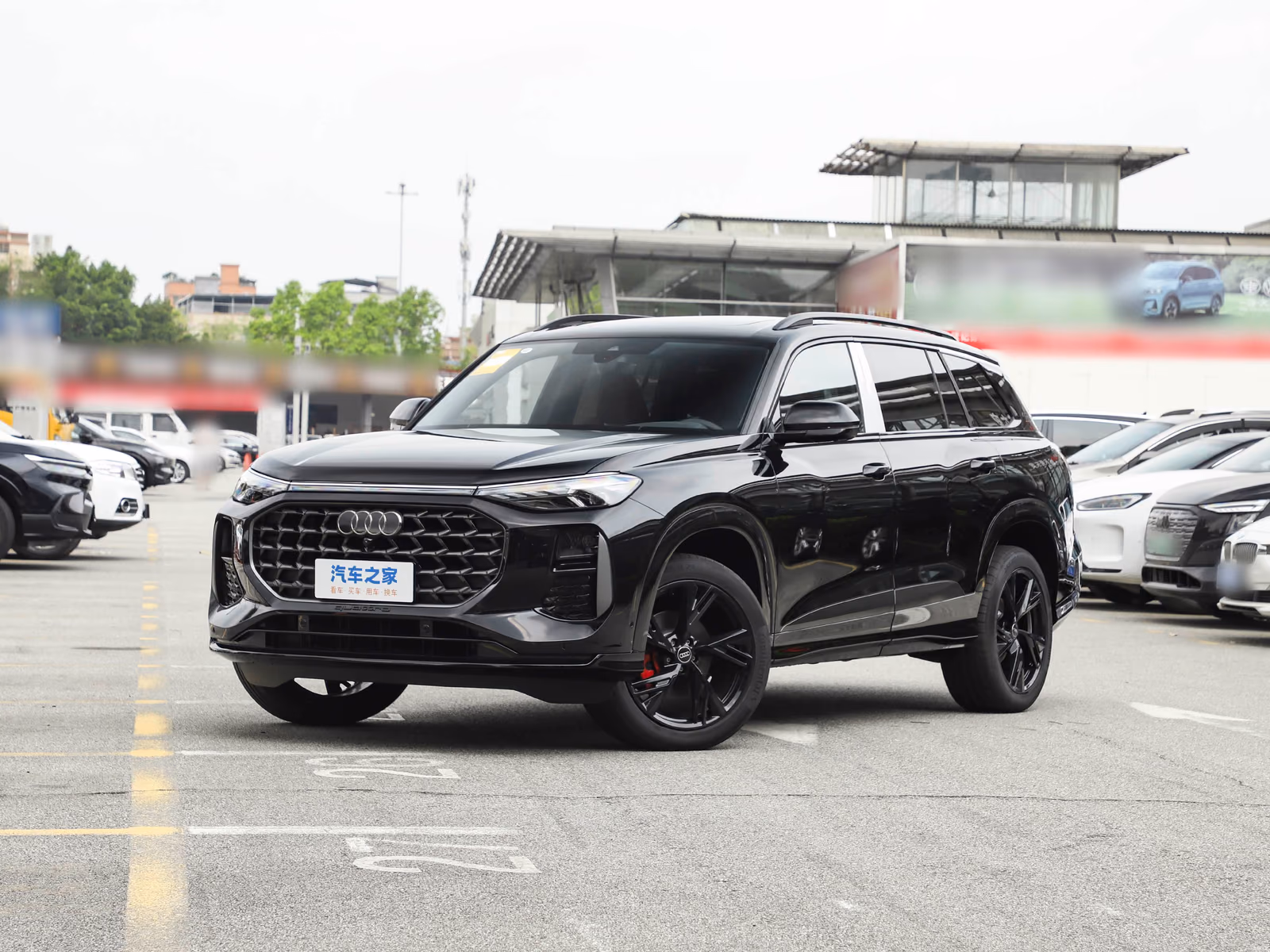 Audi Q6 45 TFSI quattro — чёрный кроссовер спереди в три четверти