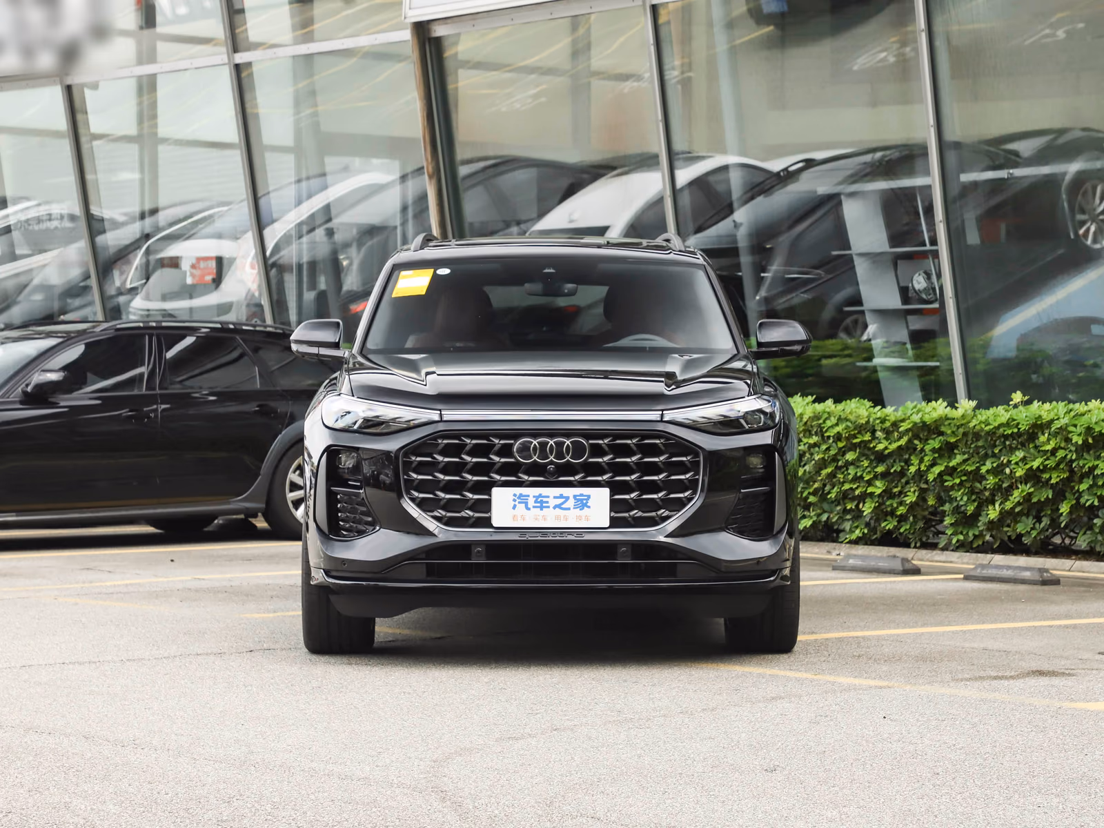 Audi Q6 — вид строго спереди