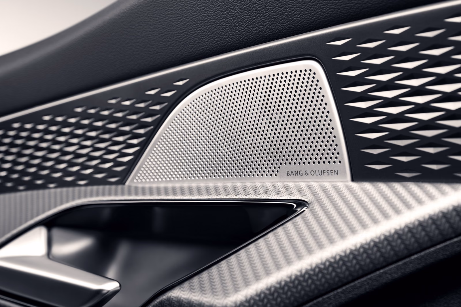 Динамик Bang & Olufsen в Audi Q6