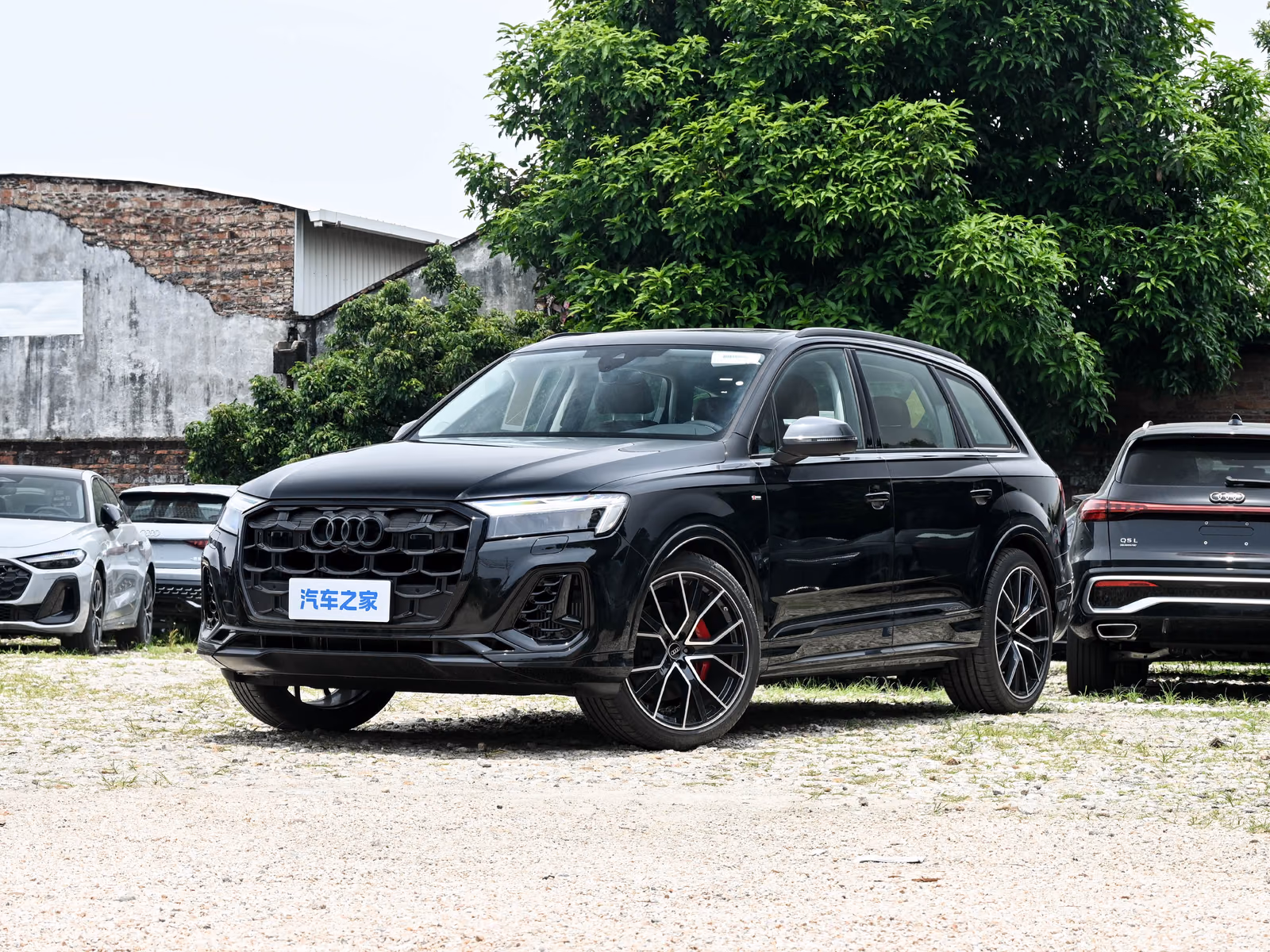 Audi Q7 55 TFSI quattro — чёрный кроссовер спереди в три четверти
